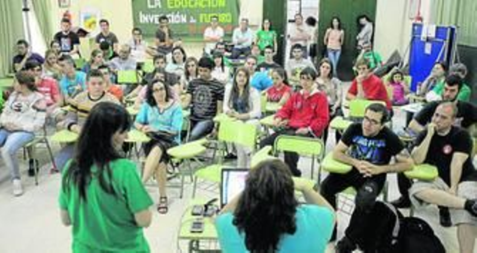 Un momento del encierro que se llevó a cabo ayer en el IES Joquín Turina de Sevilla.