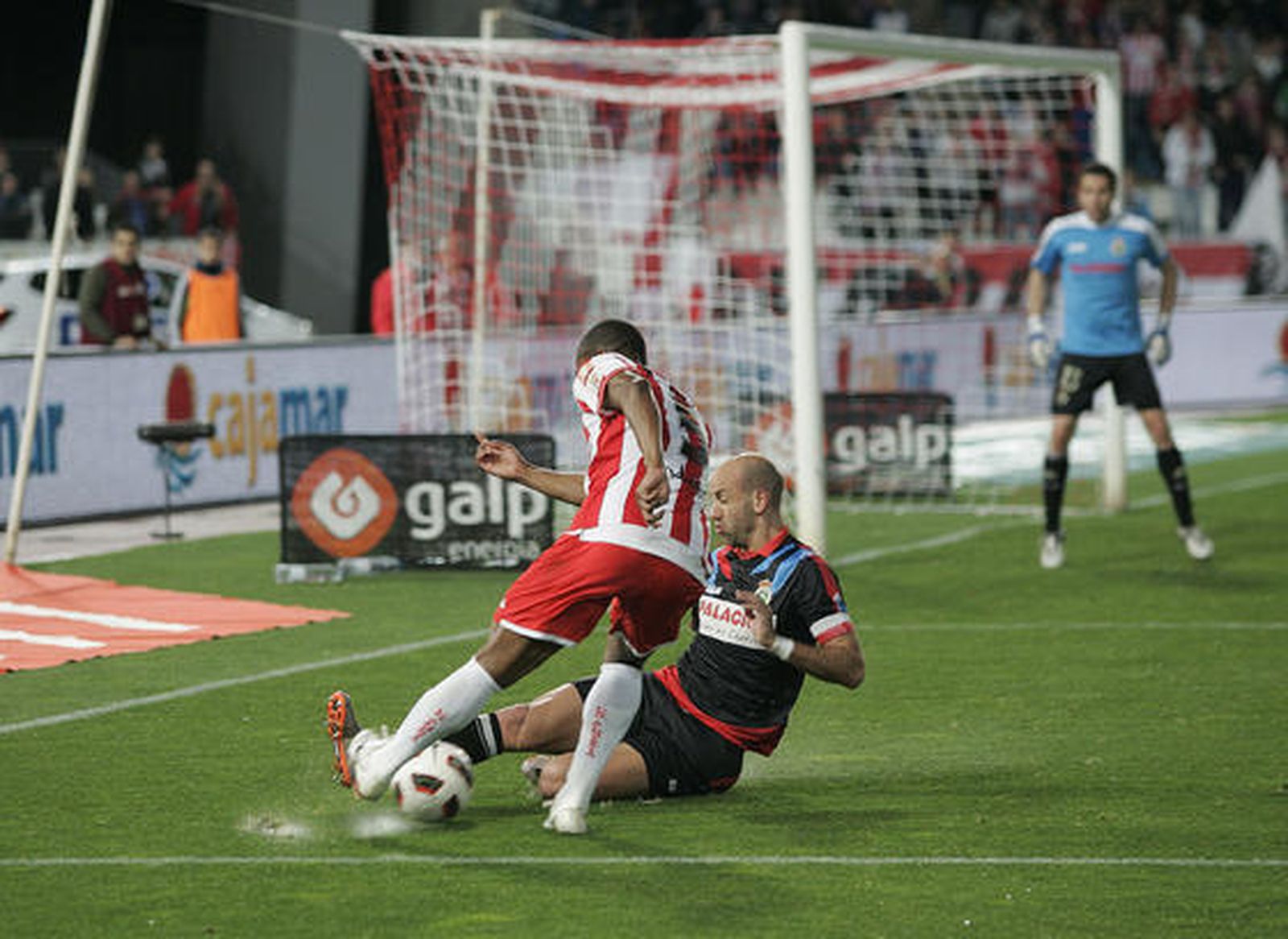 Colsa intenta taponar un centro. / Javier Alonso