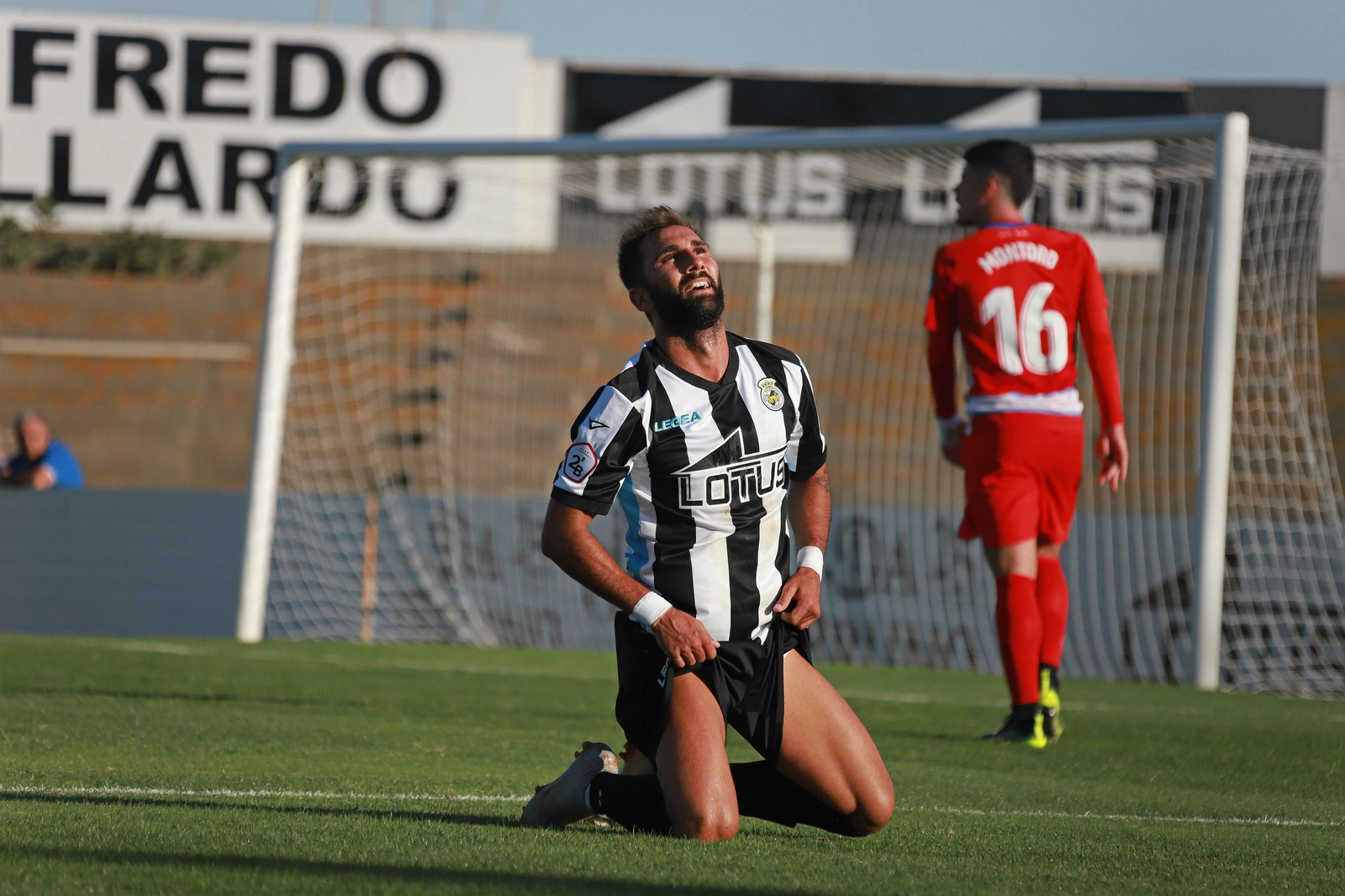 Pito Camacho, autor del gol, se lamenta al final del partido