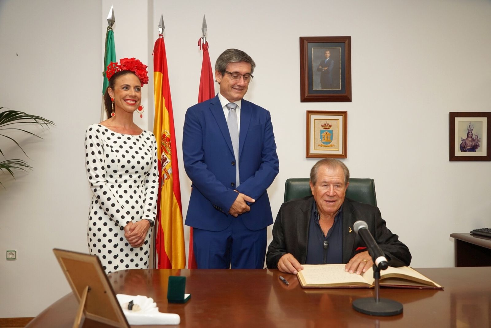 Fotogalería de las fiestas de Adra con el desfile de carrozas y la actuación de Juan Mena