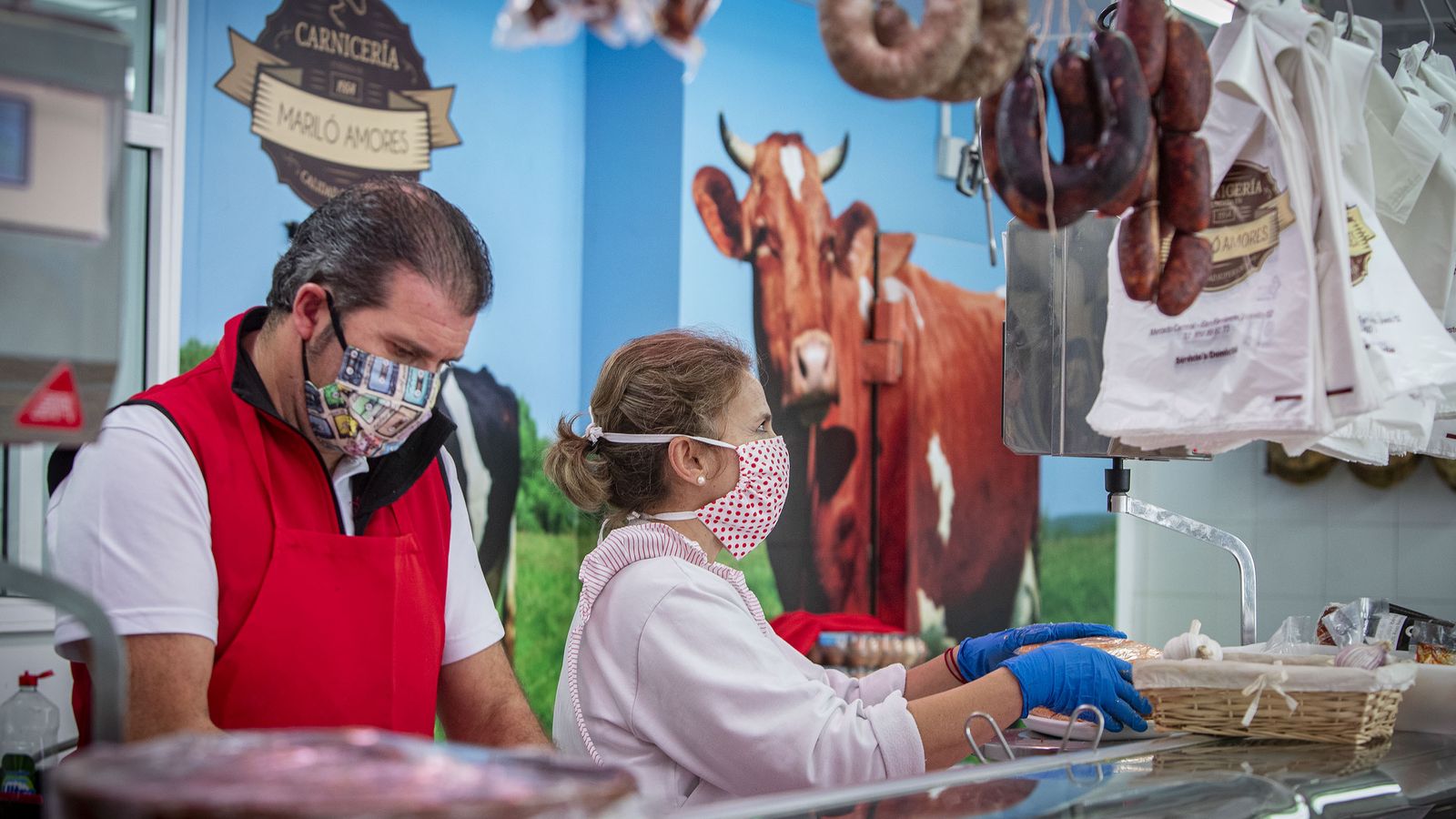 Detallistas del Mercado Central, en sus puestos, con sus guantes y mascarillas.