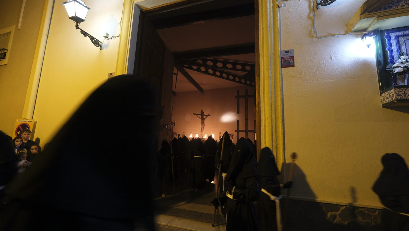 Procesión del Perdón en Almería, en imágenes