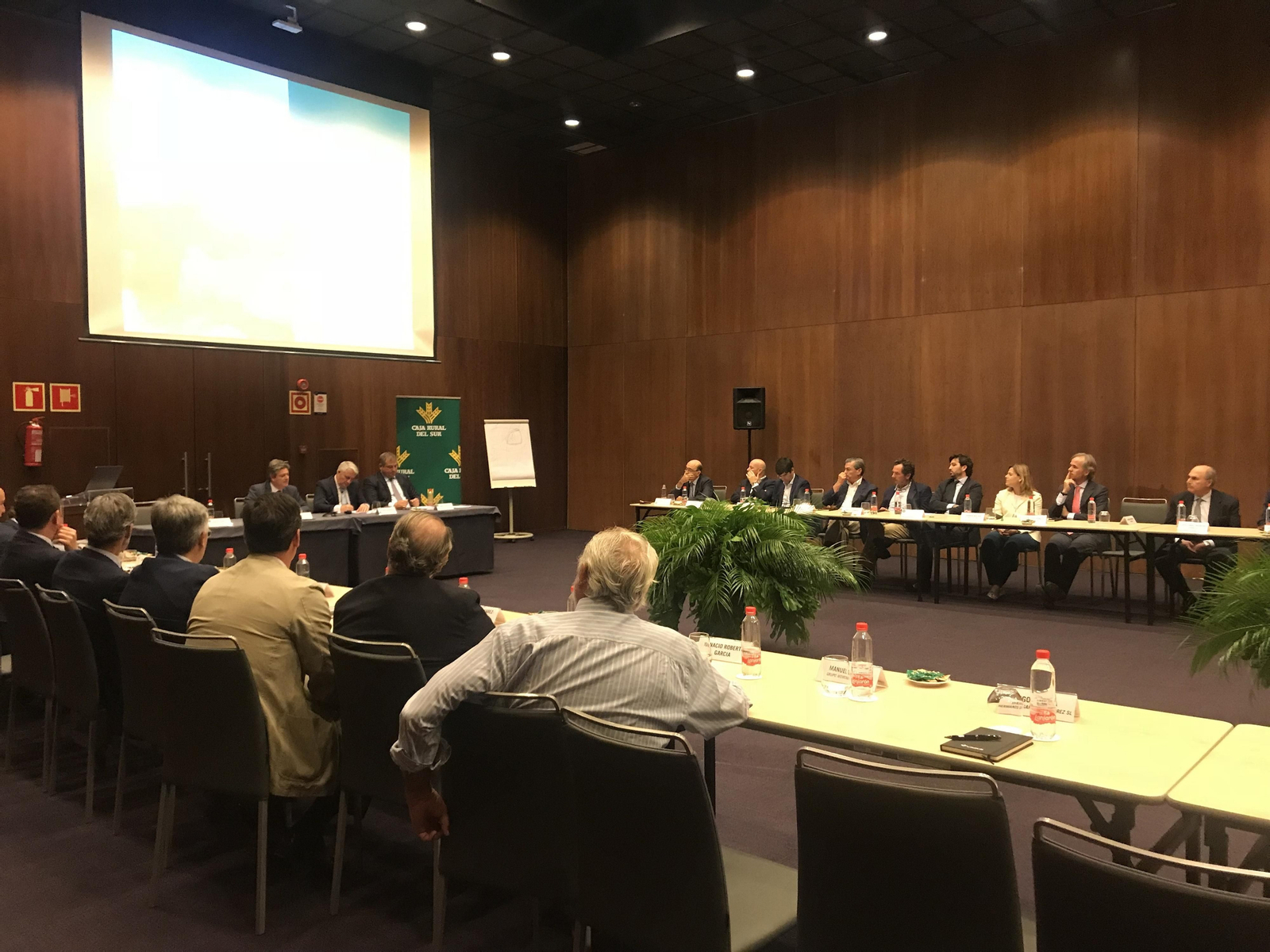 Imagen de la reunión de Caja Rural del Sur con  clientes en Sevilla.