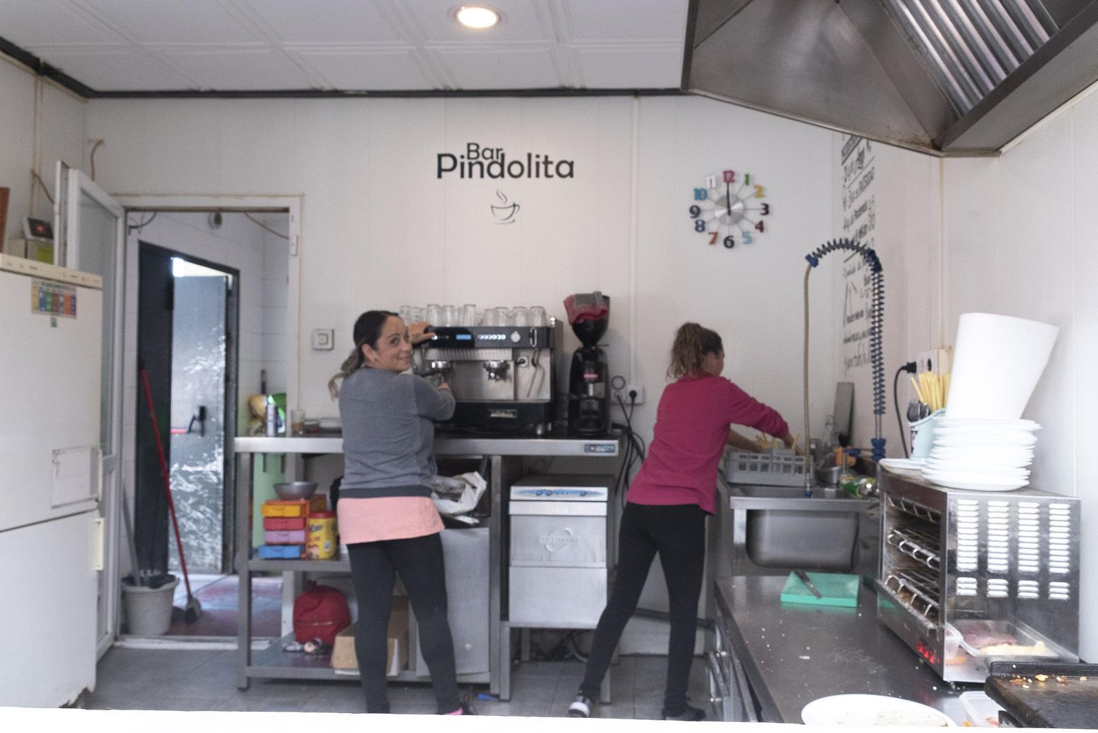 Fotos de los comercios en el mercado Diego Ponce en San Roque