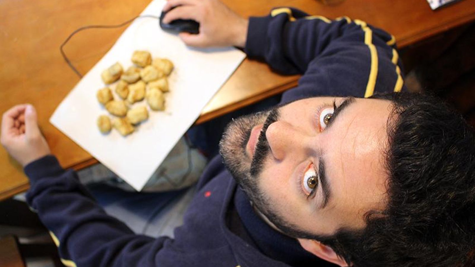 Alfonso Ramos, junto a un papelón de cazón en adobo.