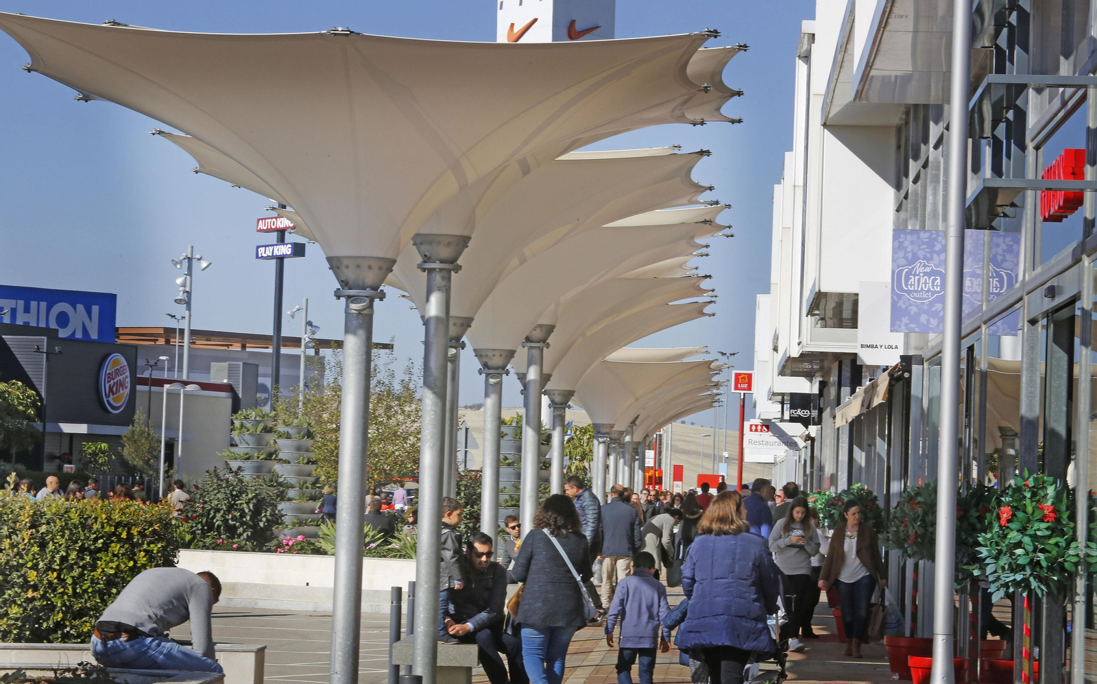 Una de las calles comerciales de Luz Shopping con numeroso público en la jornada del pasado sábado.