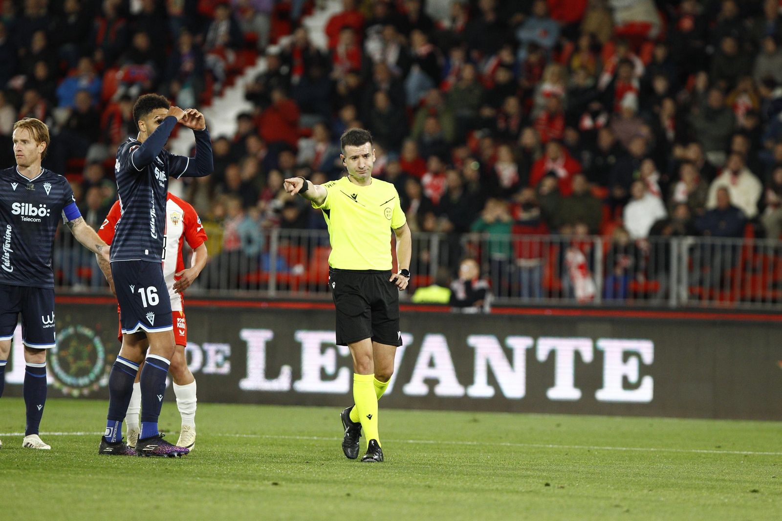 La U.D. Almería empata a uno contra el Cádiz y es campeón de invierno, en imágenes