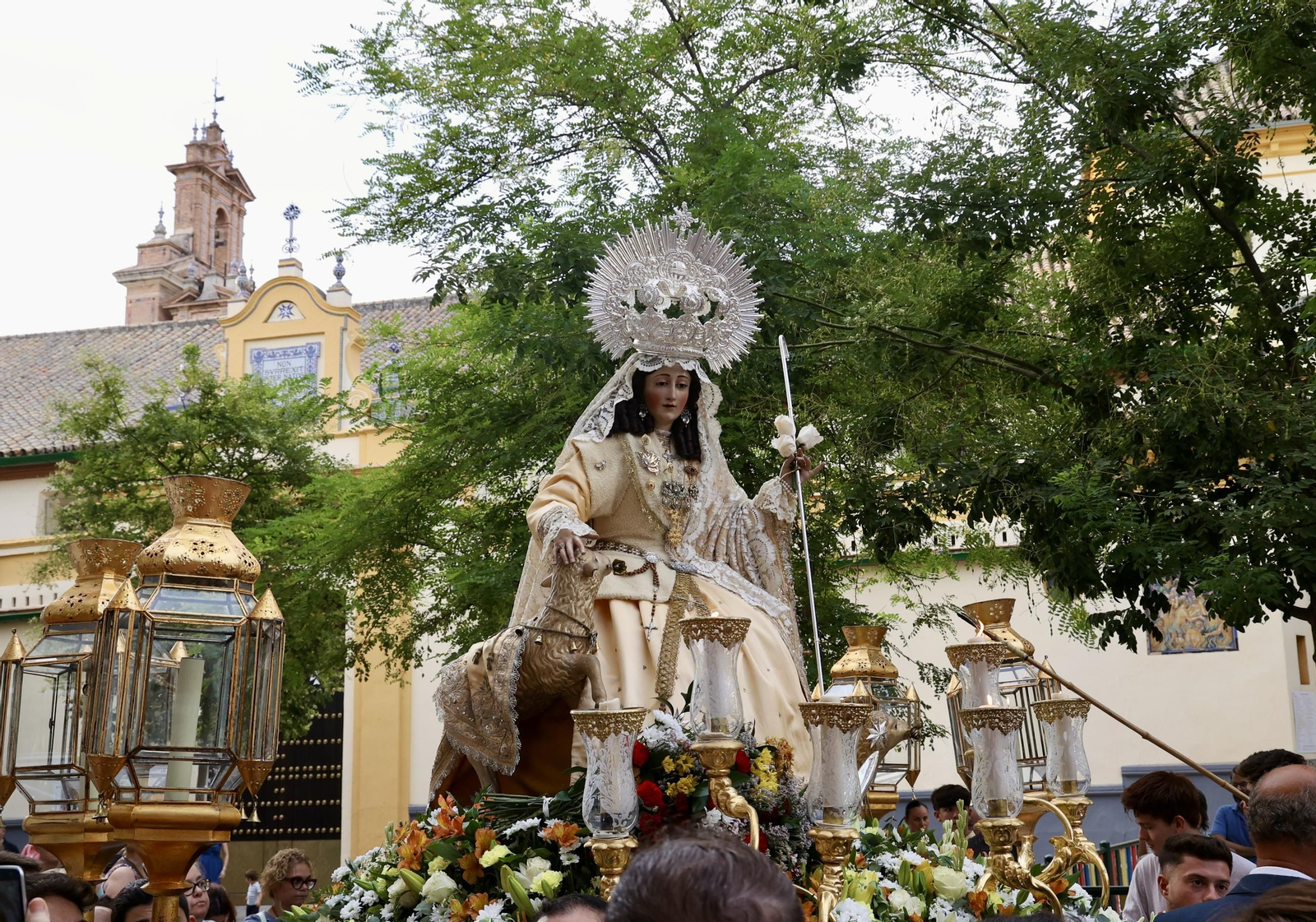 El traslado de la Pastora de Santa Marina a la parroquia de San Pedro, en imágenes