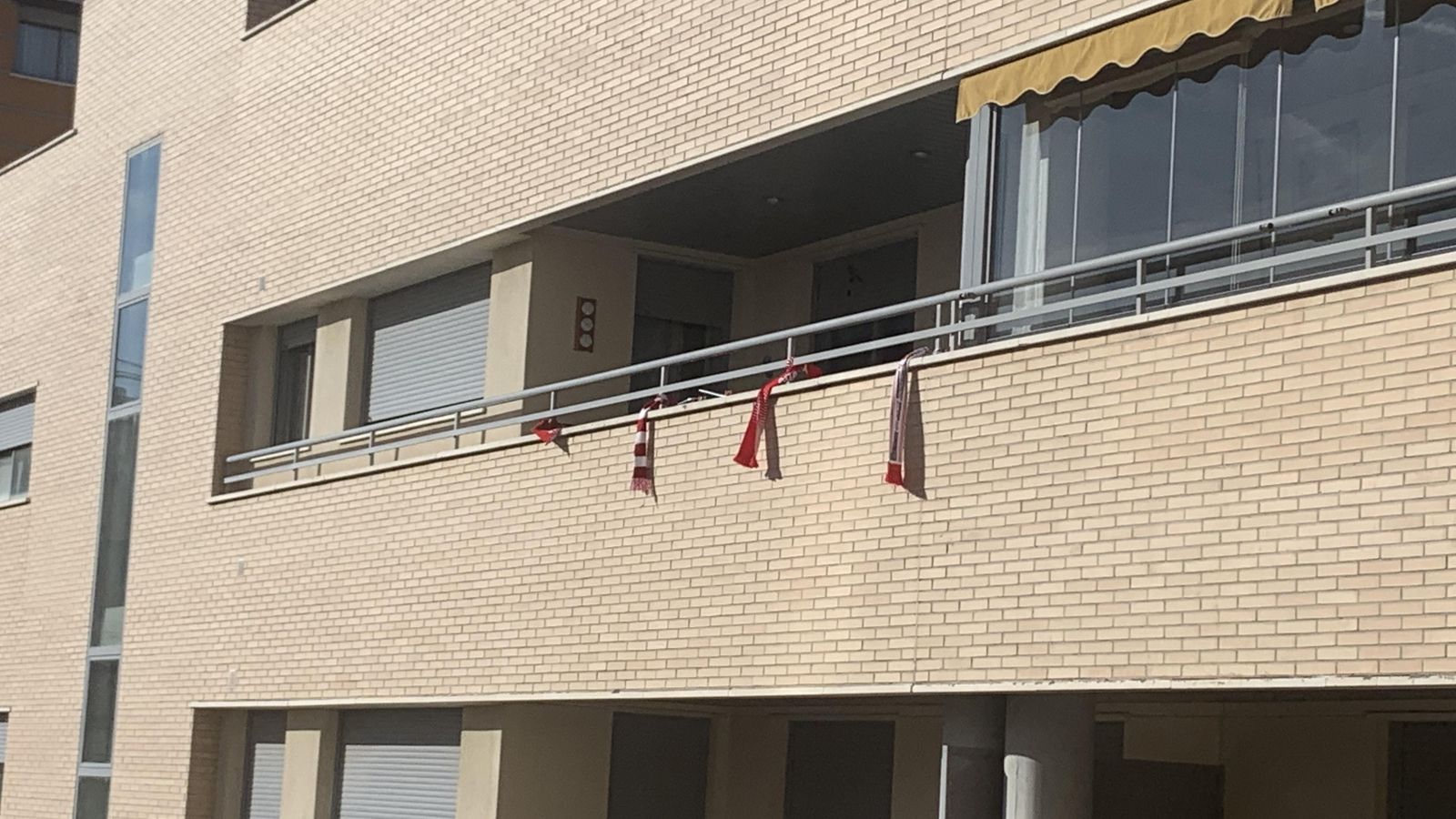 Bufandas colgadas en un balcón.