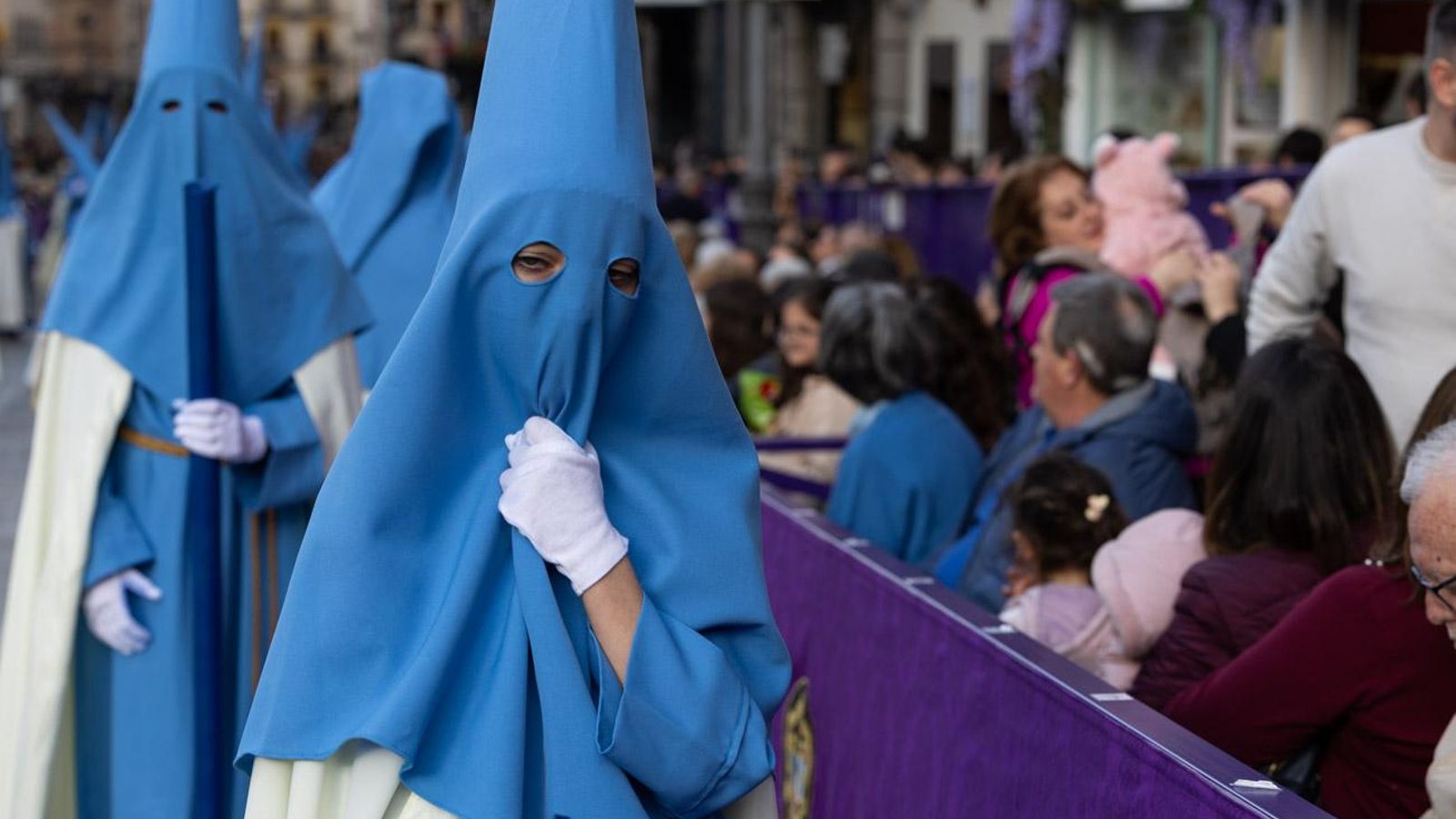 Los cofrades se rinden ante los grandes pasos de misterio del Lunes Santo