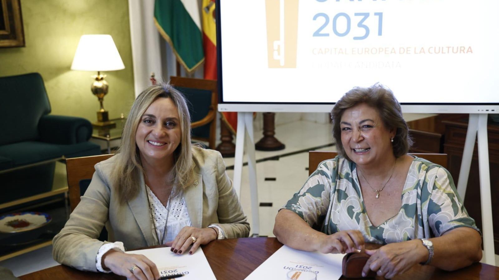 La alcaldesa de Granada, Marifrán Carazo, firma el acuerdo con Gracia Peregrin, vicepresidenta del Club Skal Granada