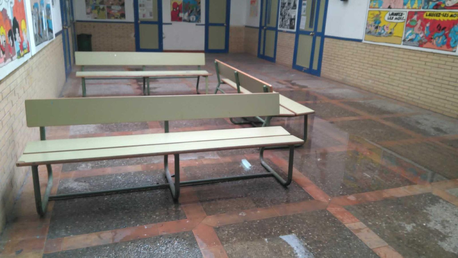 El recibidor, a la entrada de uno de los edificios, en el que estuvo entrando agua.