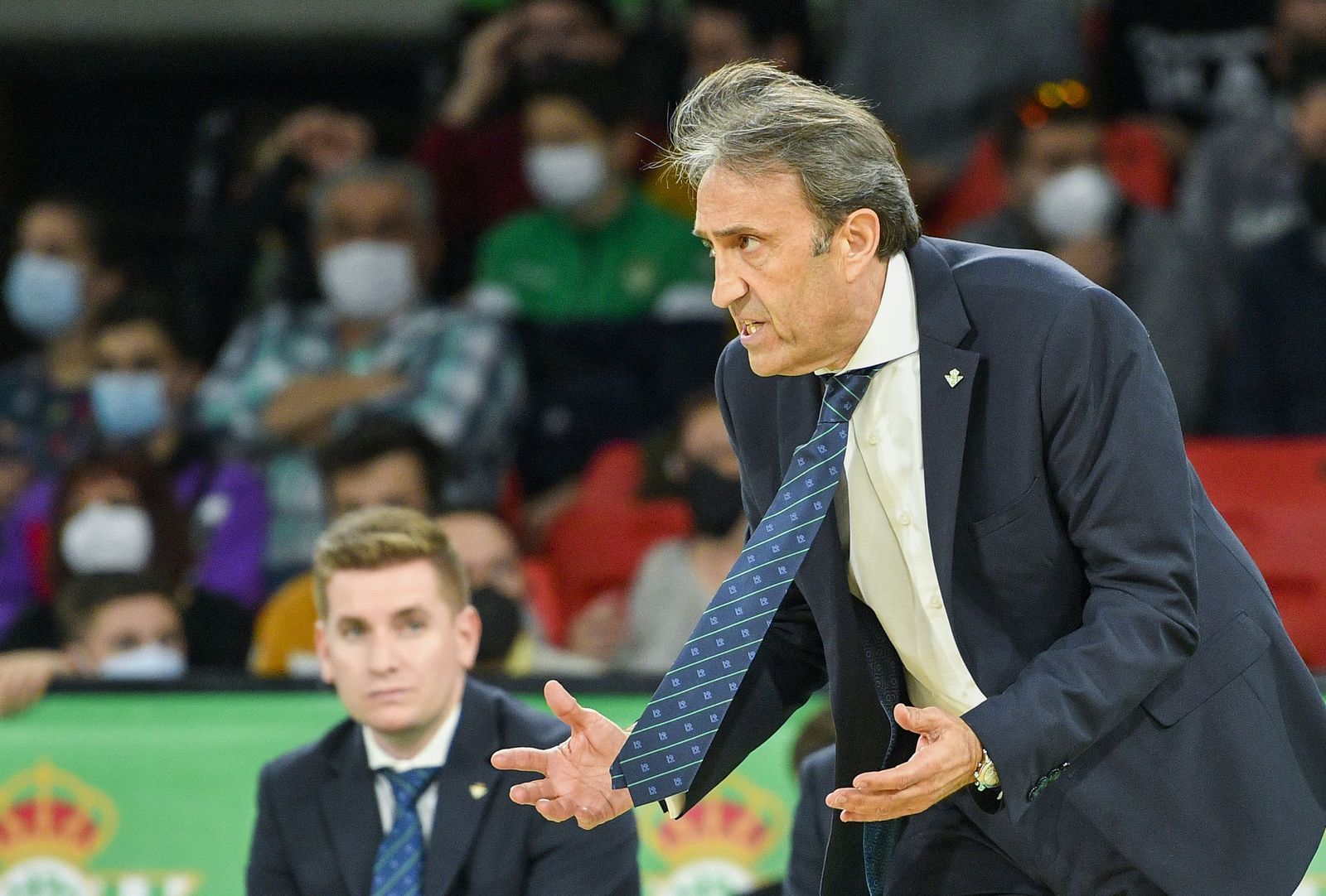 Luis Casimiro le da indicaciones a los suyos contra el UCAM Murcia.