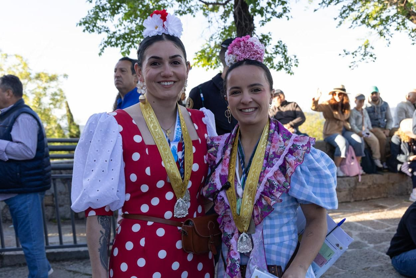 Miles de romeros acuden al encuentro de la Virgen de la Cabeza en su romería
