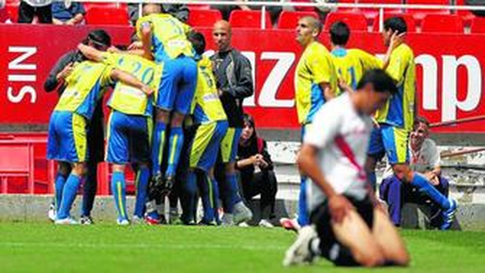 Los jugadores del Cádiz celebran en el Sánchez Pizjuán el gol de Velasco ante la impotencia del sevillista Moisés.