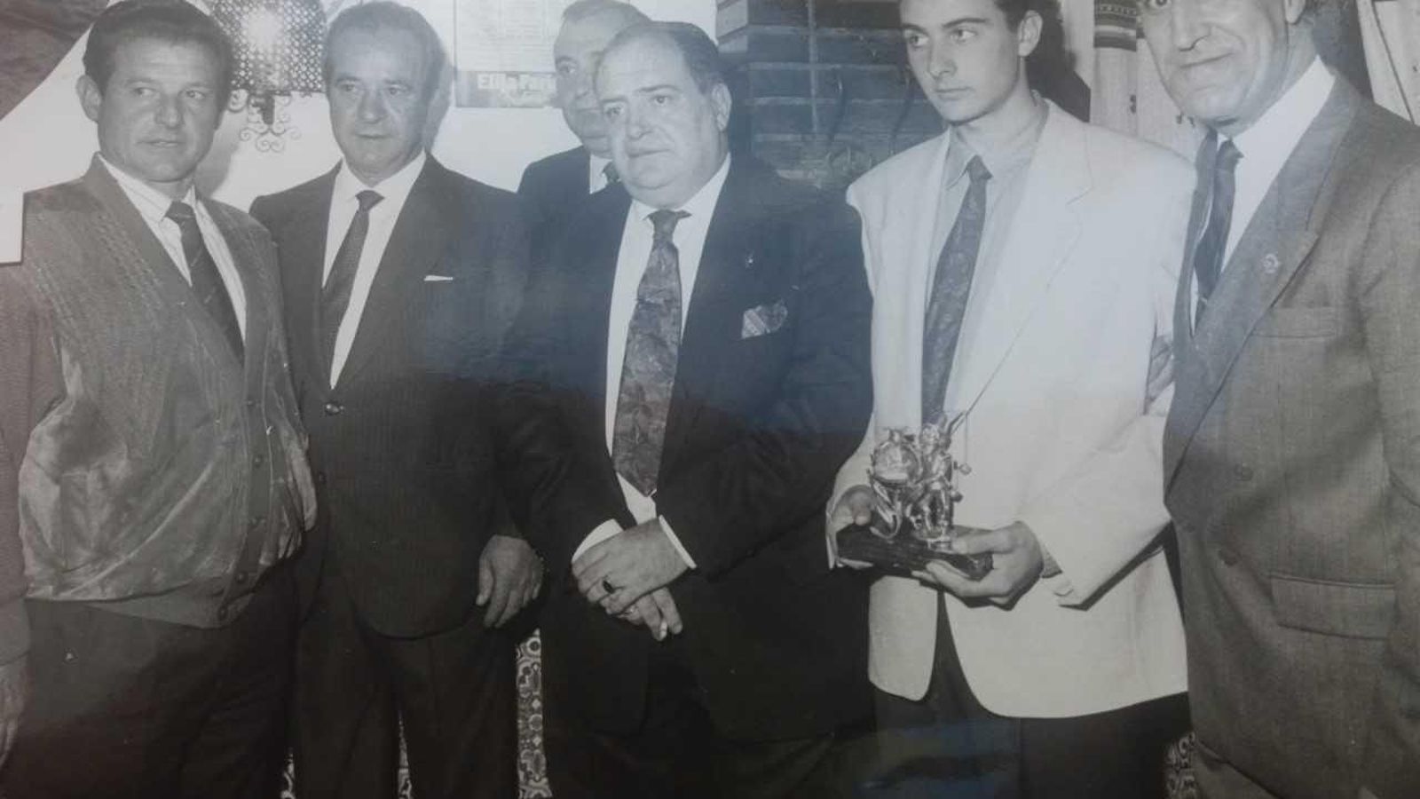 En el centro, flanqueado por Diego Puertas y Enrique Ponce