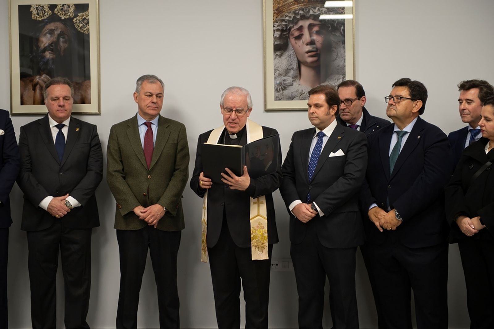 Saiz Meneses dirige unas palabras durante el acto de bendición