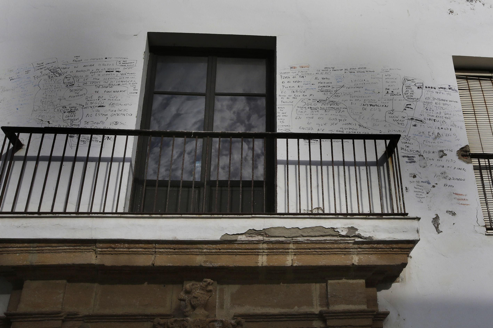 La fachada de la Casa Estopiñán, en la plaza Fray Félix, cuenta con multitud de pintadas en su fachada.