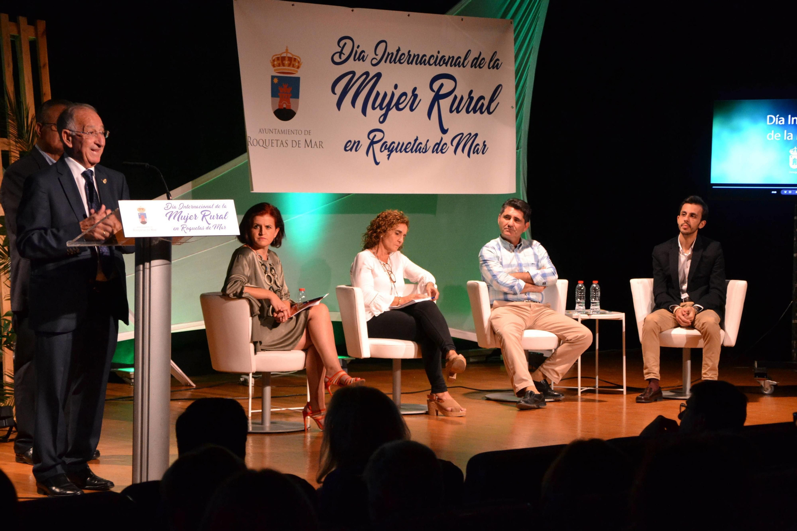 Gabriel Amat se dirige a los asistentes a la jornada celebrada sobre las mujeres en la agricultura.