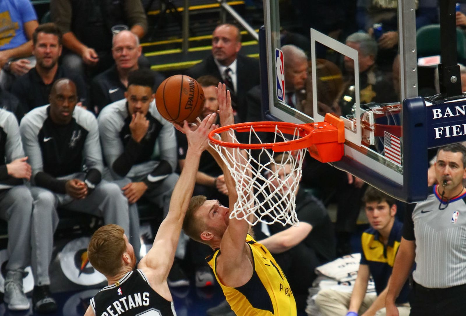 Domas Sabonis pelea con Bertans por un rebote.