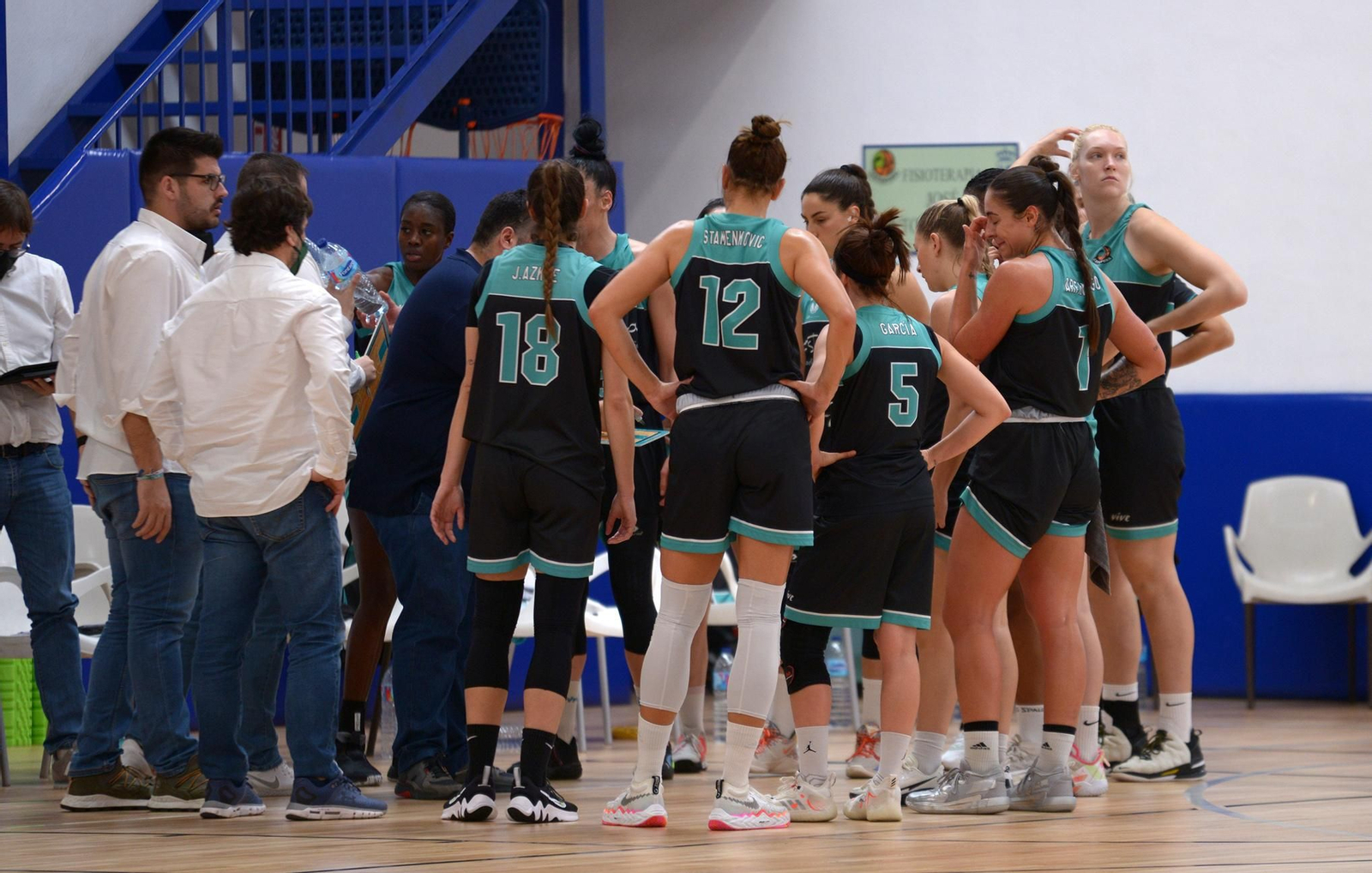 Las jugadoras del CAB Estepona en un tiempo muerto.