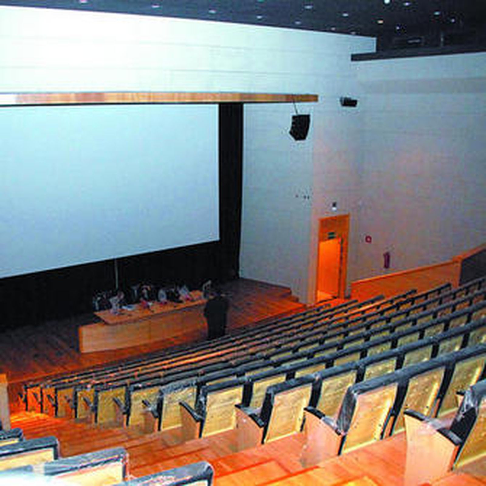 Auditorio principal Lázaro Dou, en el que ya están colocadas las sillas e instalada toda la tecnología.