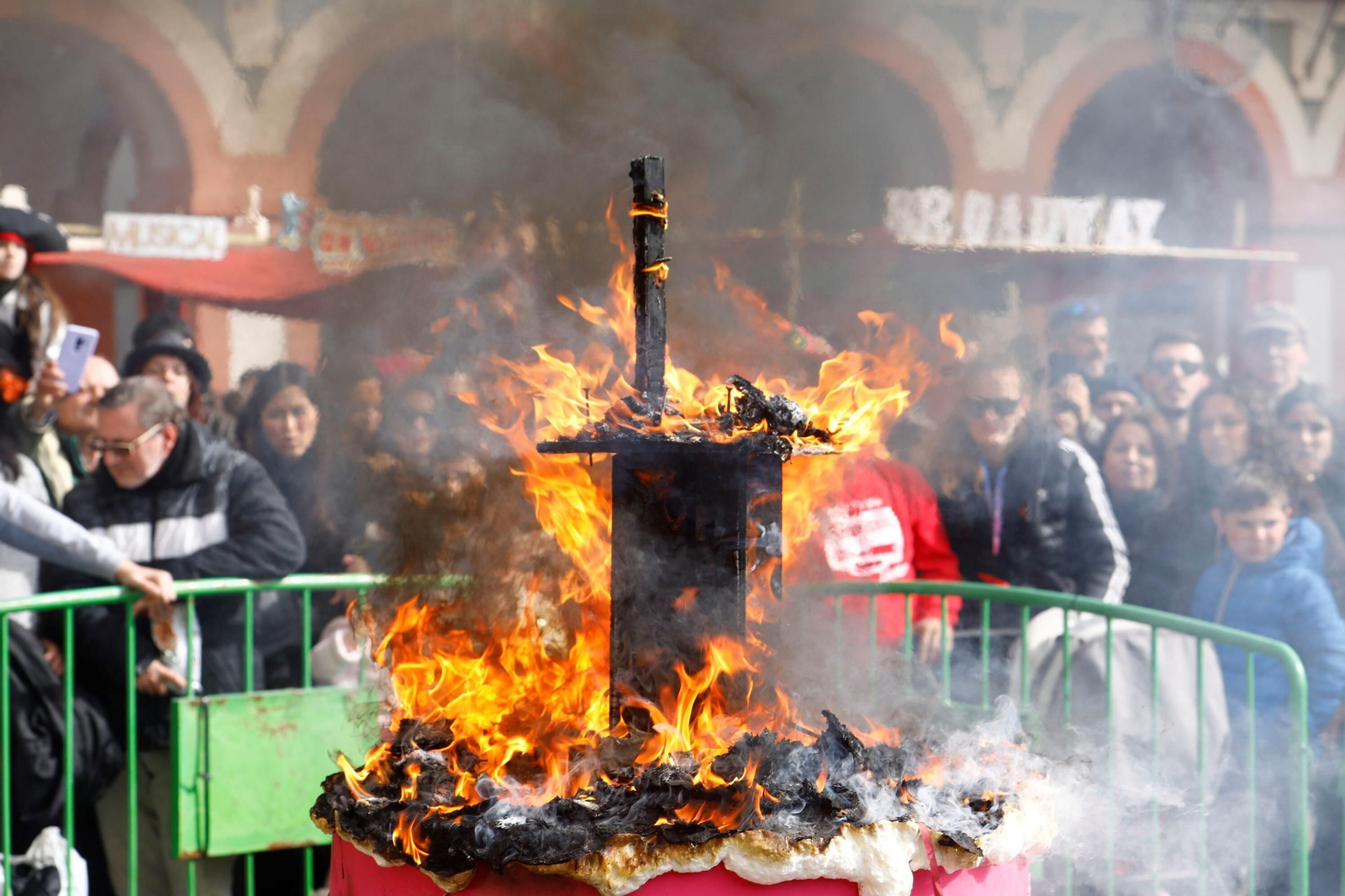 La quema del dios Momo pone punto y final al Carnaval de Córdoba 2023, en fotografías