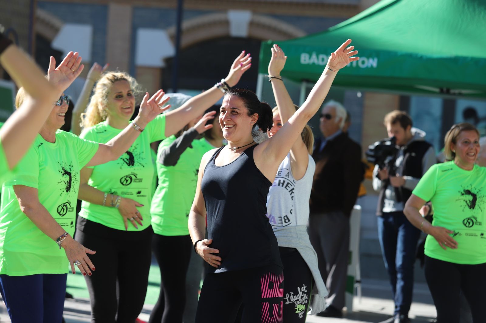 Imágenes  del Tour Universo Mujer  en la Plaza de  Las Monjas de Huelva
