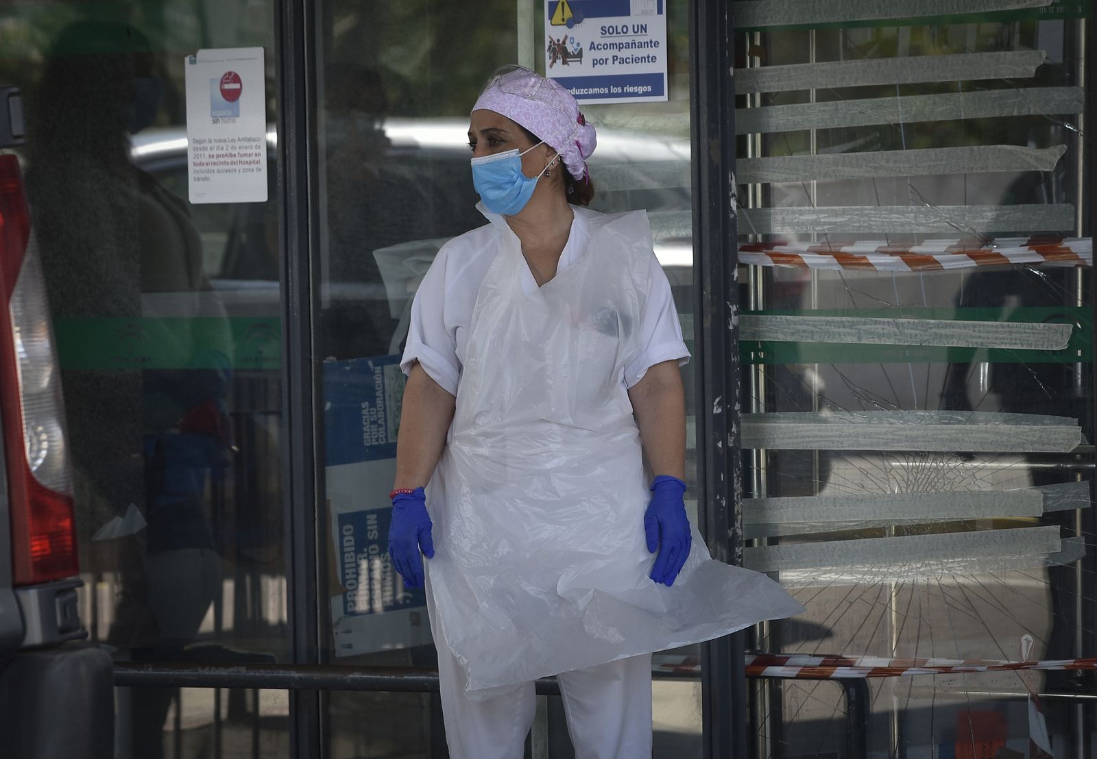 Una sanitaria en el acceso de un centro.