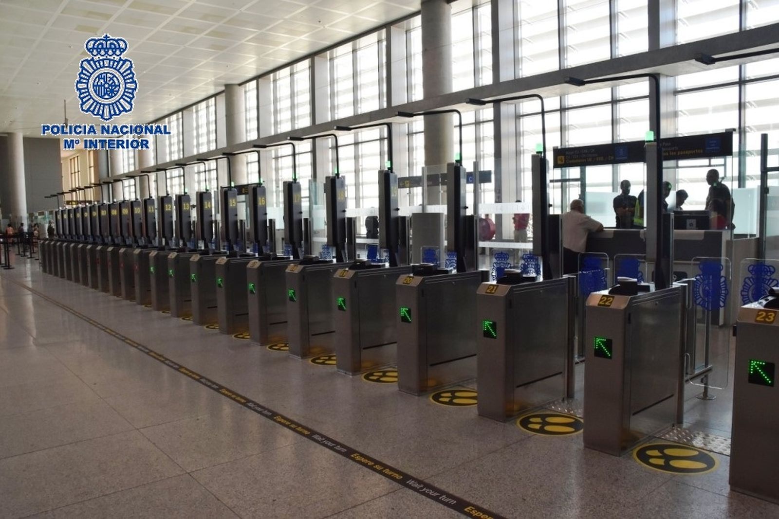 Control de entrada y salida del territorio nacional en el aeropuerto de Málaga.