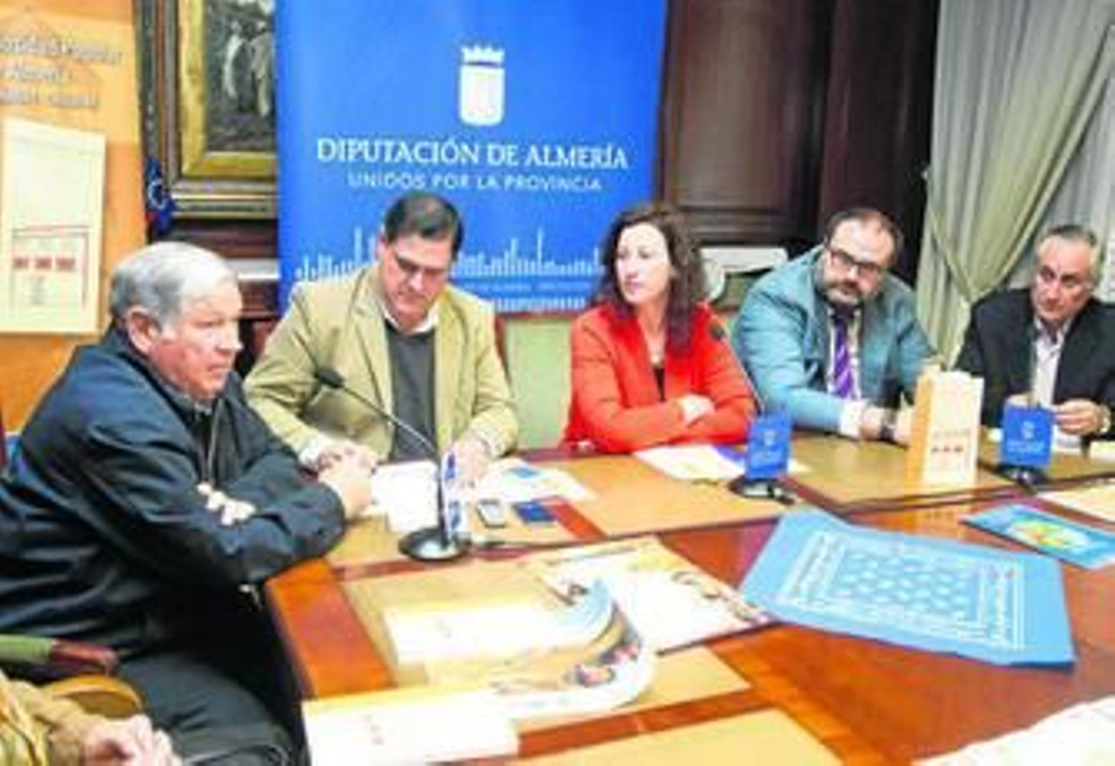 La diputada María Vázquez con Francisco Alonso, Rafael L. Aguilera, José Ruiz y Juan Pedro Vázquez.