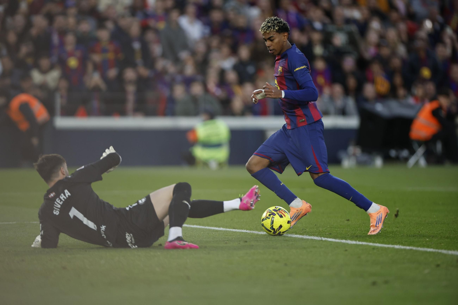 Lamine Yamal intenta regatear al guardameta Sivera.