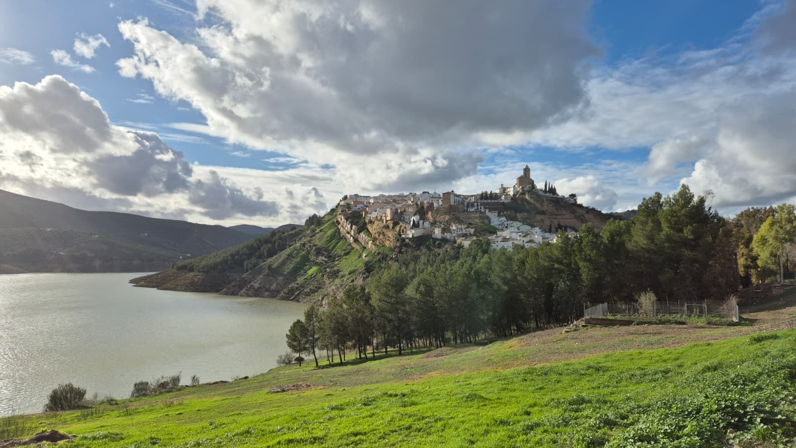 Panorámica del casco urbano de Iznájar, sobre el pantano.