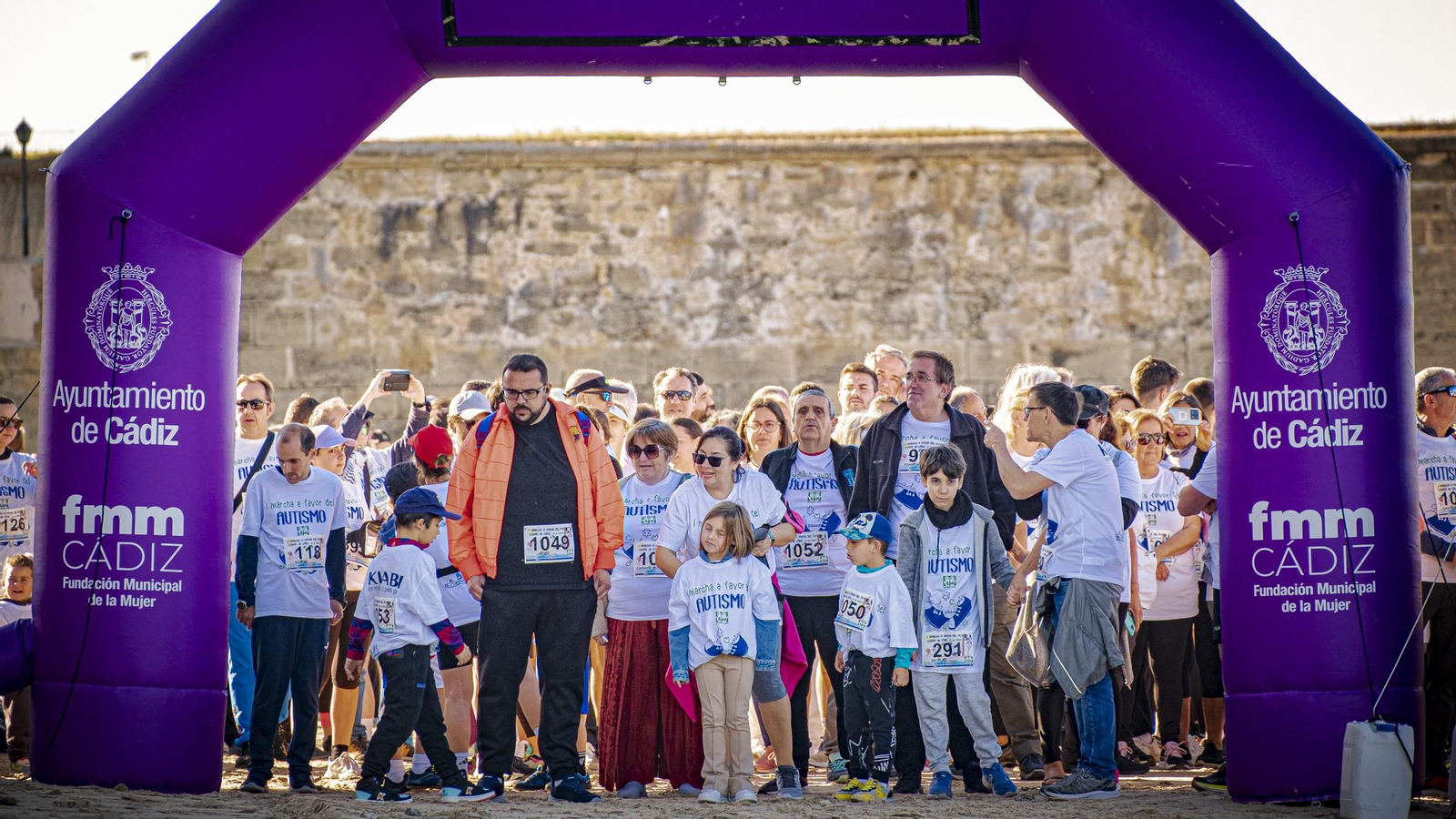 Búscate entre las imágenes de la  ‘I Marcha a favor del autismo’ en Cádiz