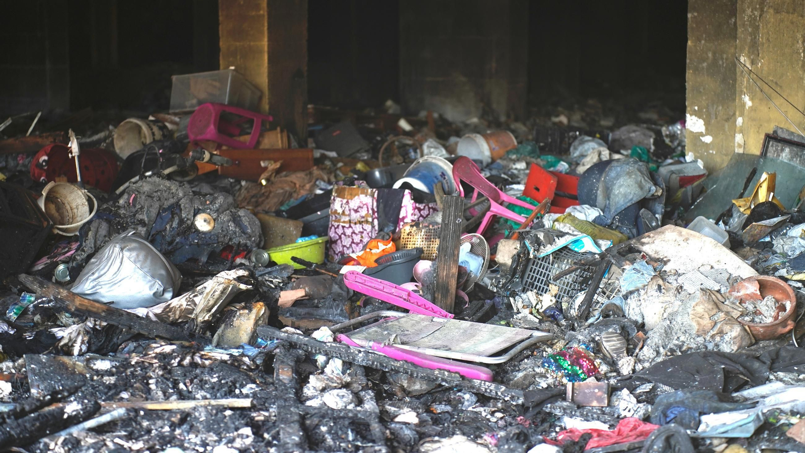 Fotos del edificio abandonado en la avenida Gesto por la Paz de Algeciras una semana después de incendiarse
