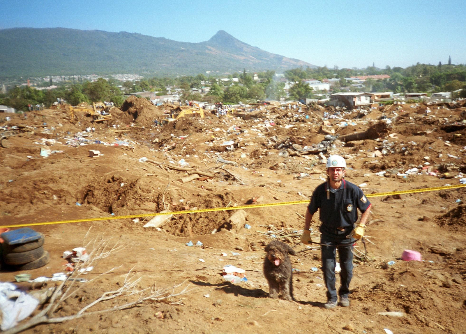 Bomberos de Sevilla y Huelva  trabajan en el rescate de las víctimas del terremoto de El Salvador