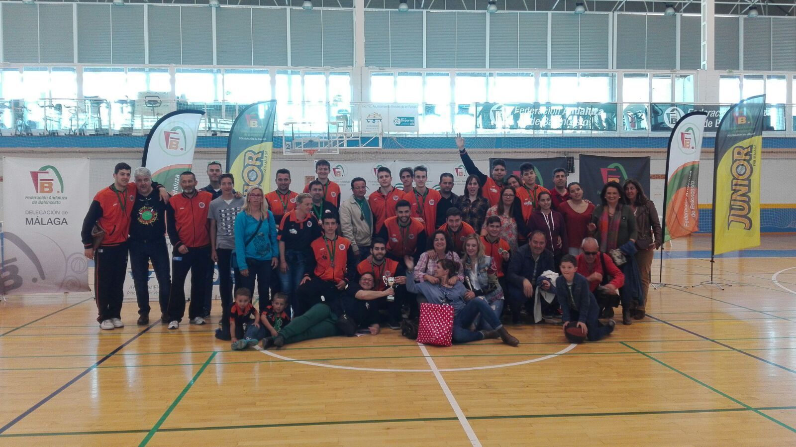 La expedición almeriense celebra el tercer puesto en el Rincón de la Victoria.