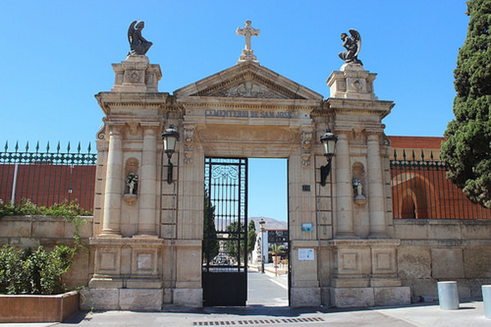 Cementerio de San José y Santa Adela.