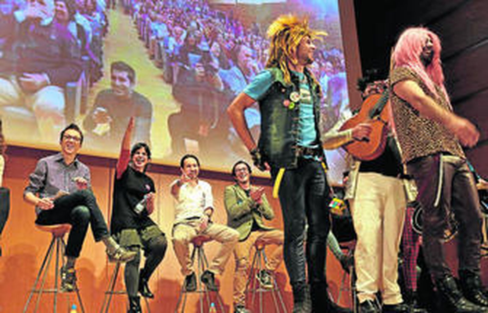 La chirigota que actuó en el mitin de Podemos en Cádiz, ante Errejón, Rodríguez, Iglesias y Kichi.