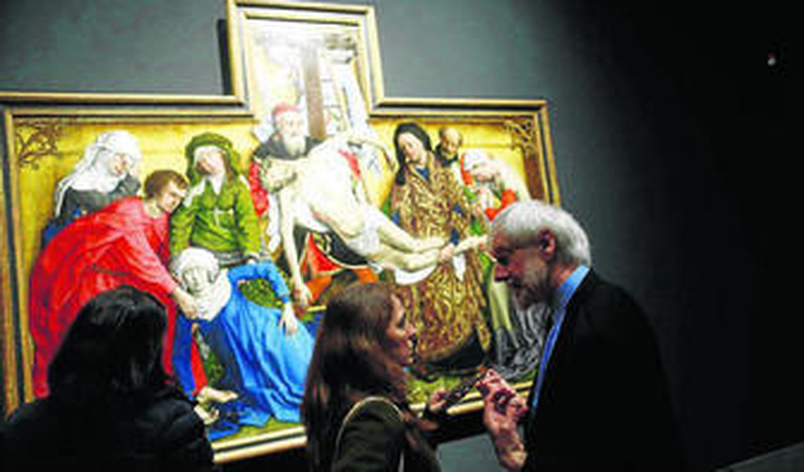 Lorne Campbell, de la National Gallery, ante el 'Descendimiento' del Prado, eje de la muestra que ha comisariado.