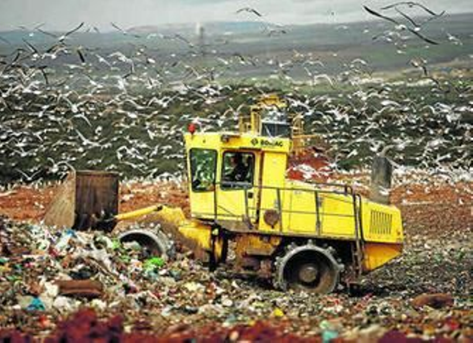 Una de las máquinas compactadoras, ayer, en el vertedero de Valsequillo. Una de las máquinas compactadoras, ayer, en el vertedero de Valsequillo.
