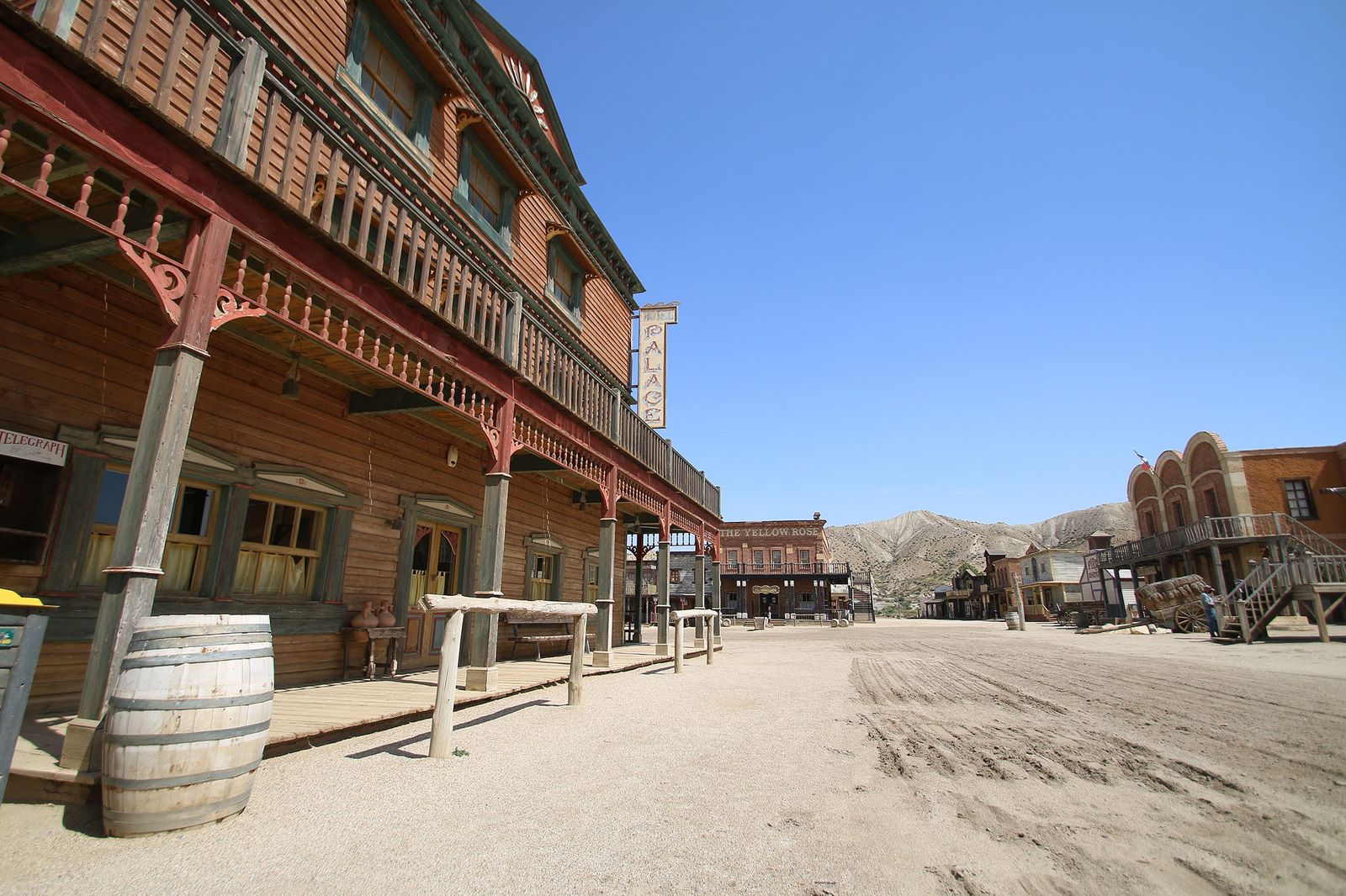 Las calles del poblado de MiniHollywood ofrecen estos días un paisaje más desértico que nunca, sin visitantes y cerrado al turismo.