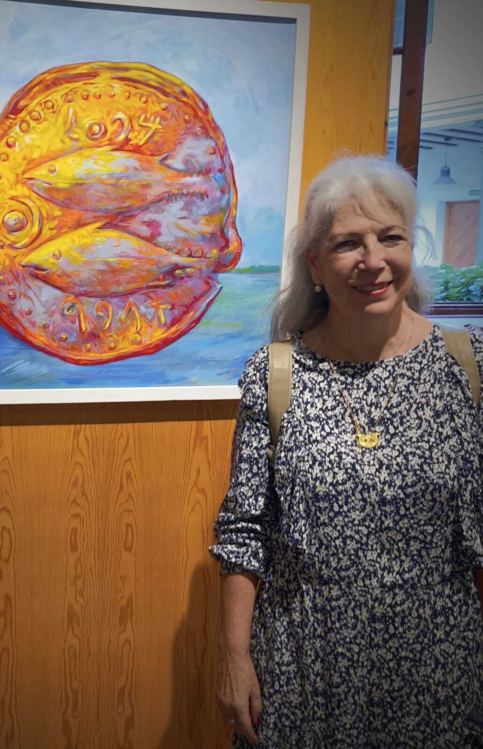 La autora, junto a una de las obras.