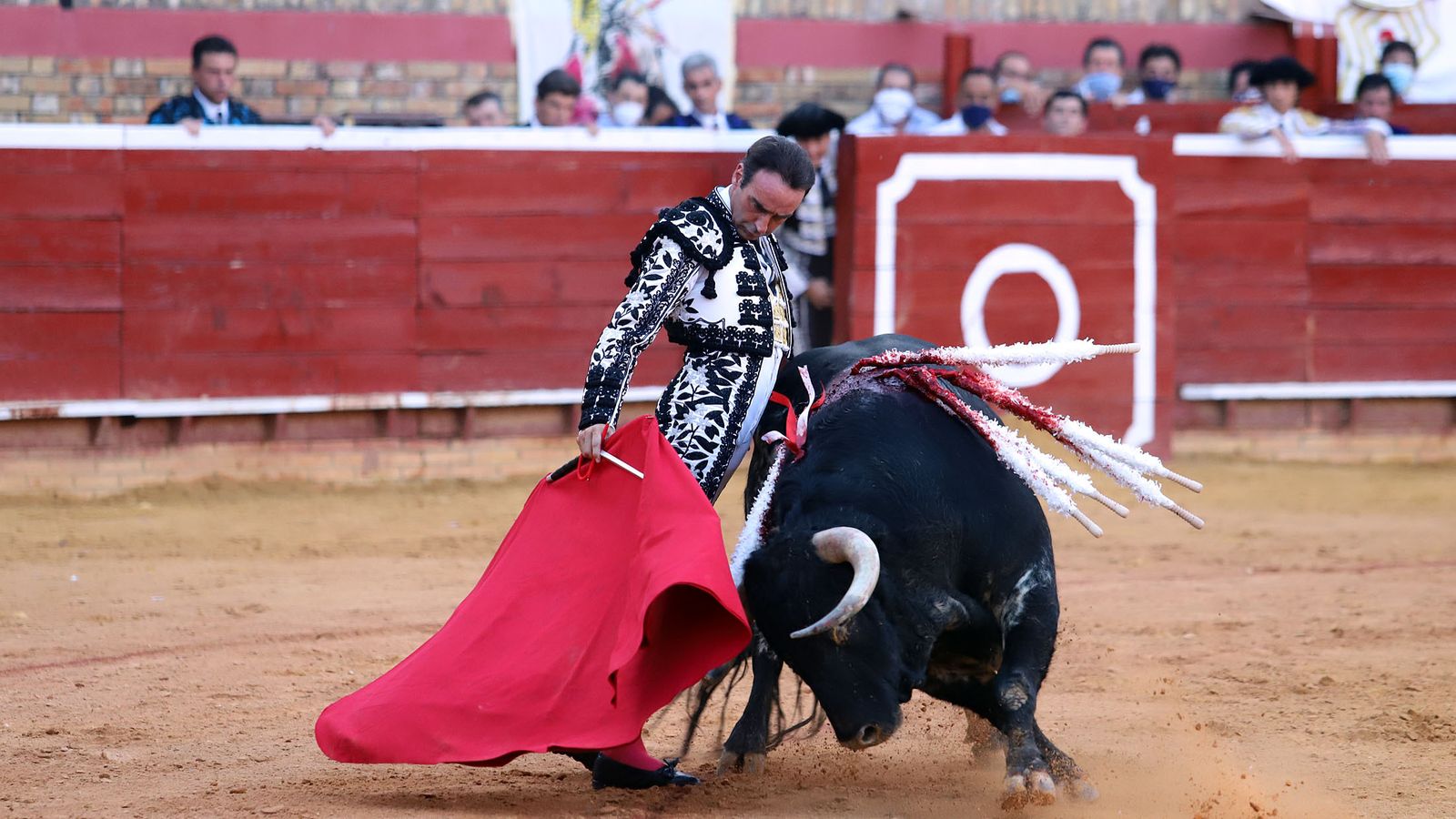 Enrique Ponce puso toda su voluntad ante un flojo lote.