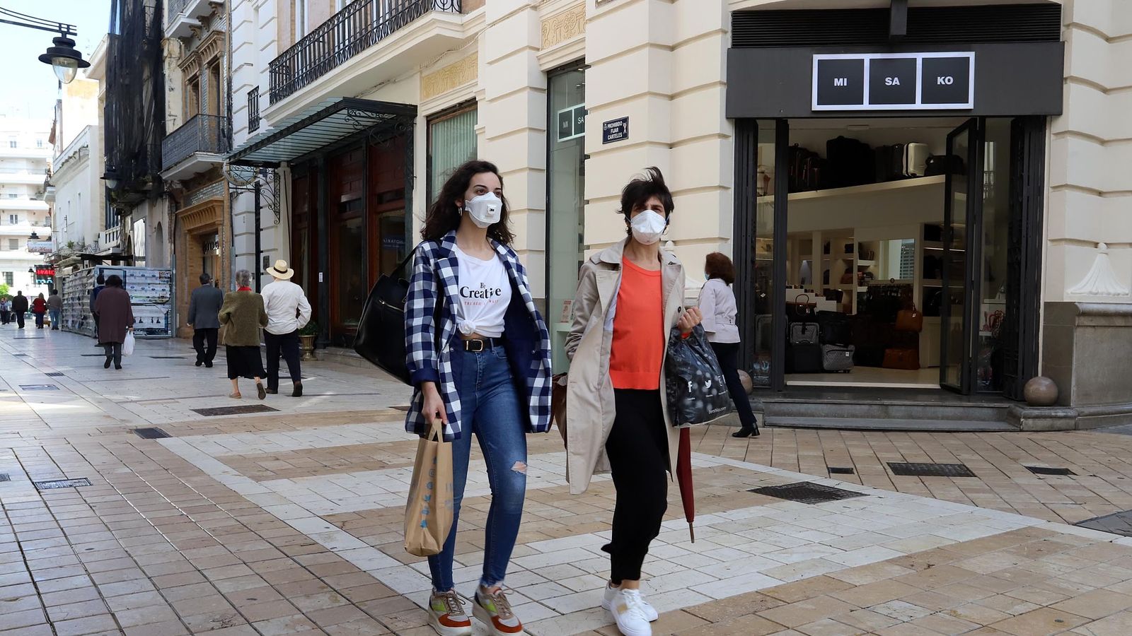 Calles comerciales en el centro de la capital onubense.