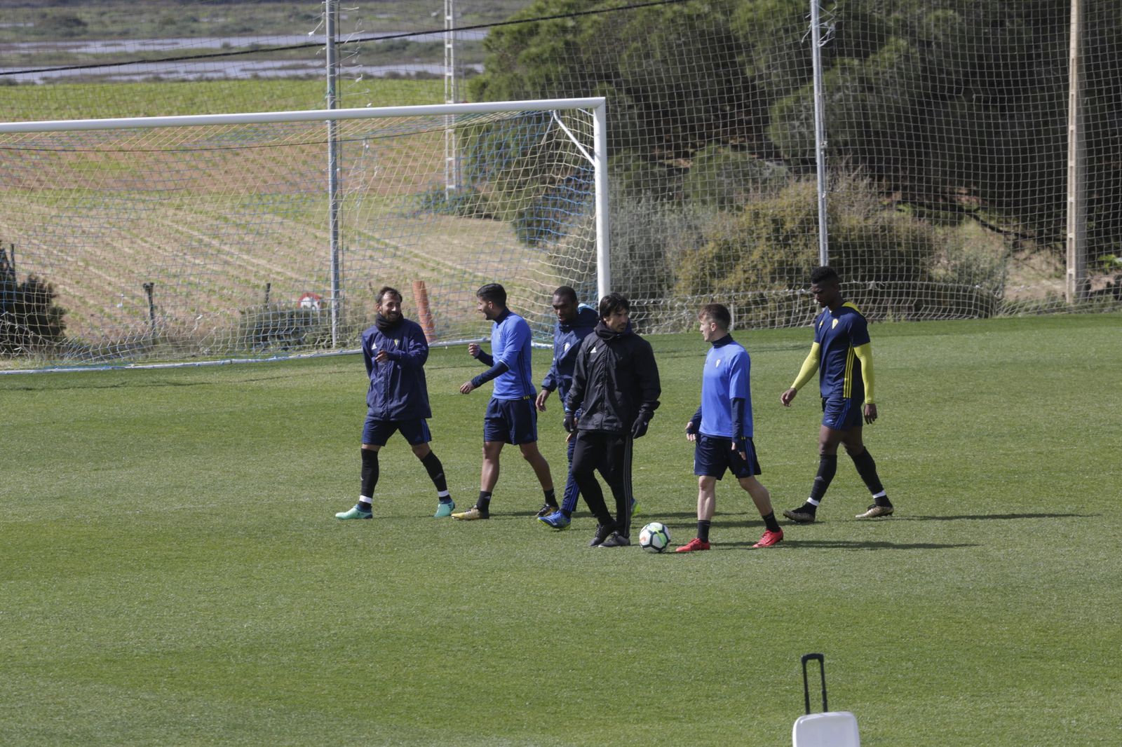 Aitor García y Nico (los dos primeros a la izquierda) conversan en mitad de una sesión preparatoria.
