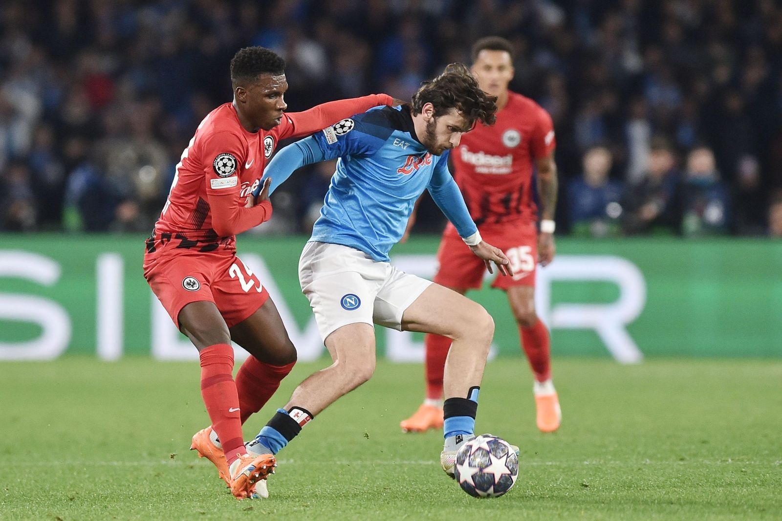 Kvaratskhelia aguanta el balón en un partido con el Nápoles.