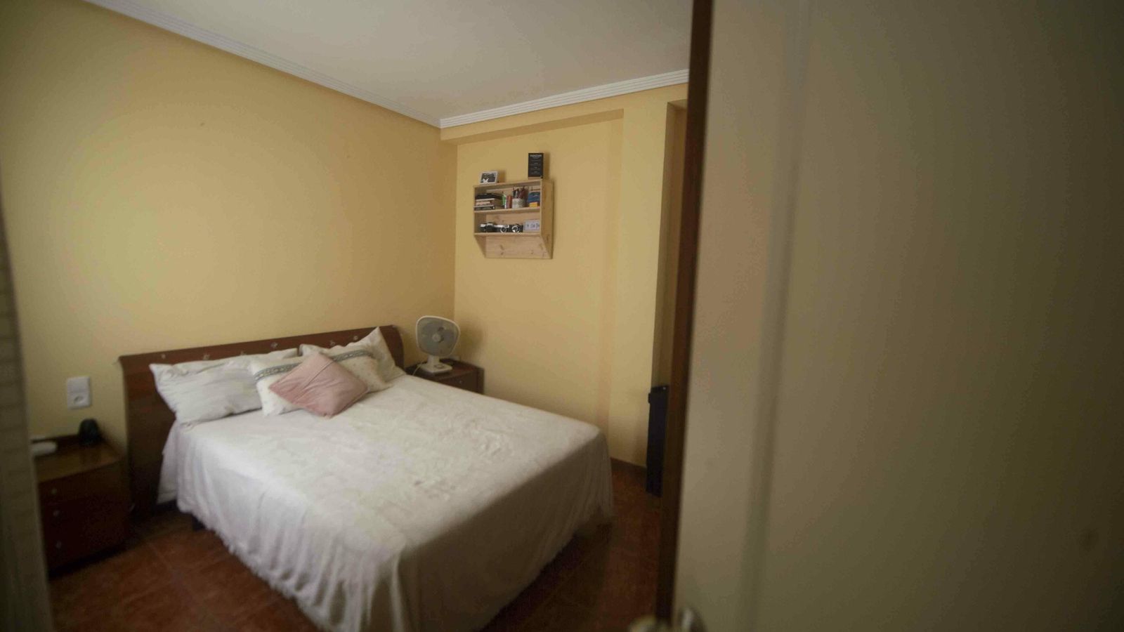 Una habitación con cama de matrimonio en Santa Rosa. Una habitación con cama de matrimonio en Santa Rosa.