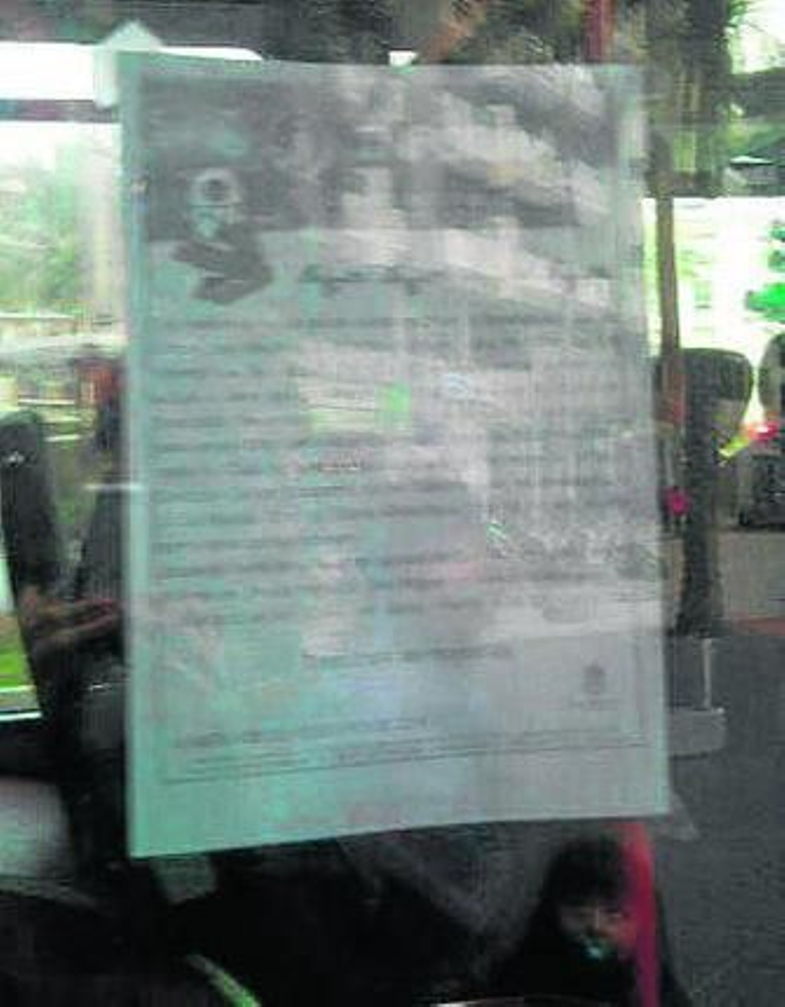 El cartel, fuera del autobús.