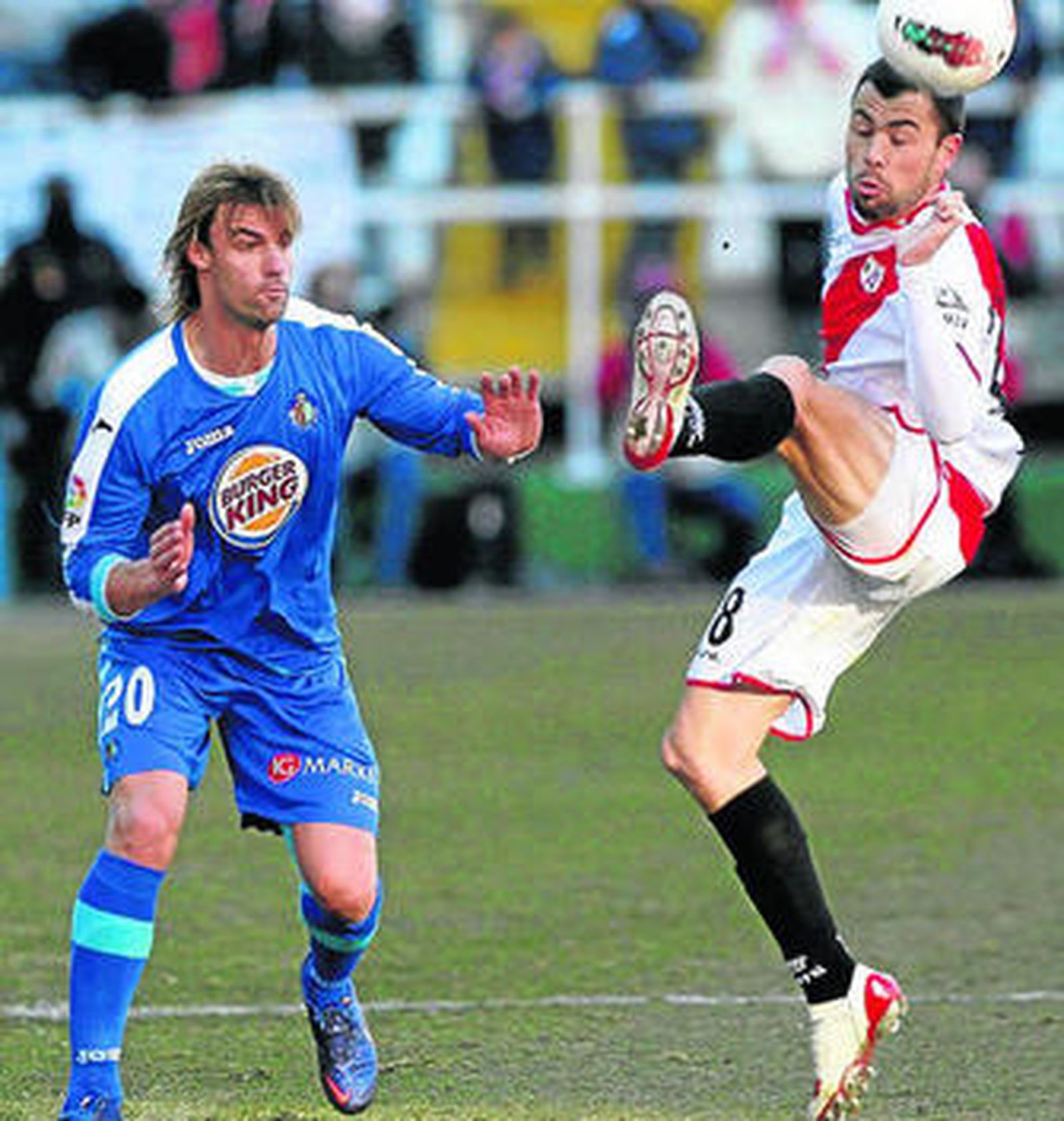 Javi Fuego (d) intenta controlar ante la presencia de Valera.
